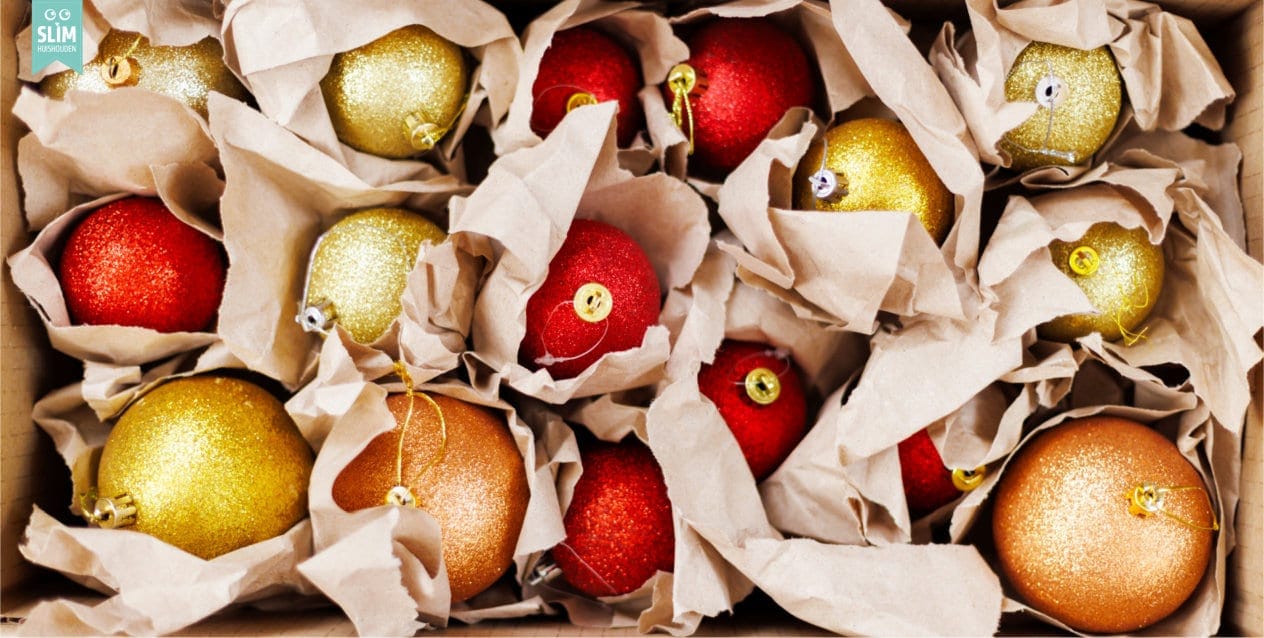 kerstballen opgeborgen en verpakt in papier in een doos | Slim Huishouden