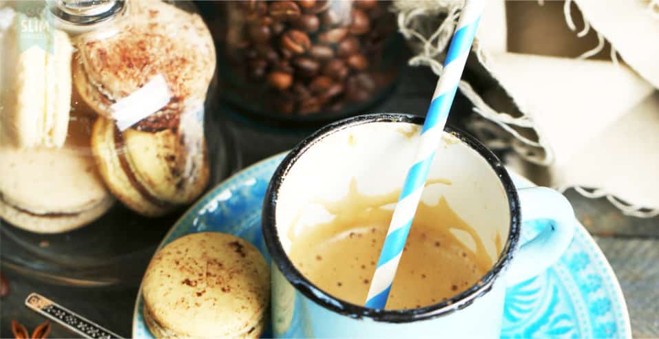 Blauw kopje met koffie en macarons