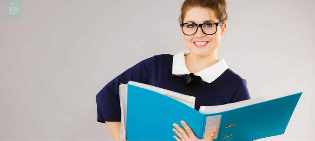 Vrouw met map Belastingaangifte doen