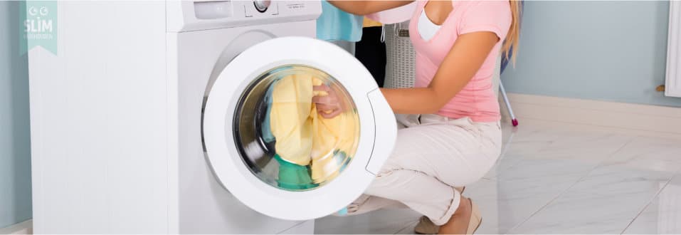 Vrouw vult de wasmachine met was