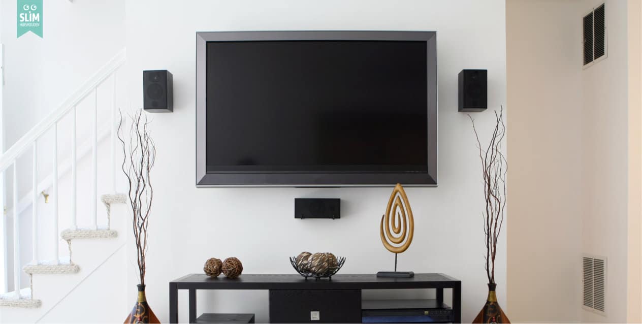 Televisie hangend aan witte muur 2024 DT 9892472 televisie op standby