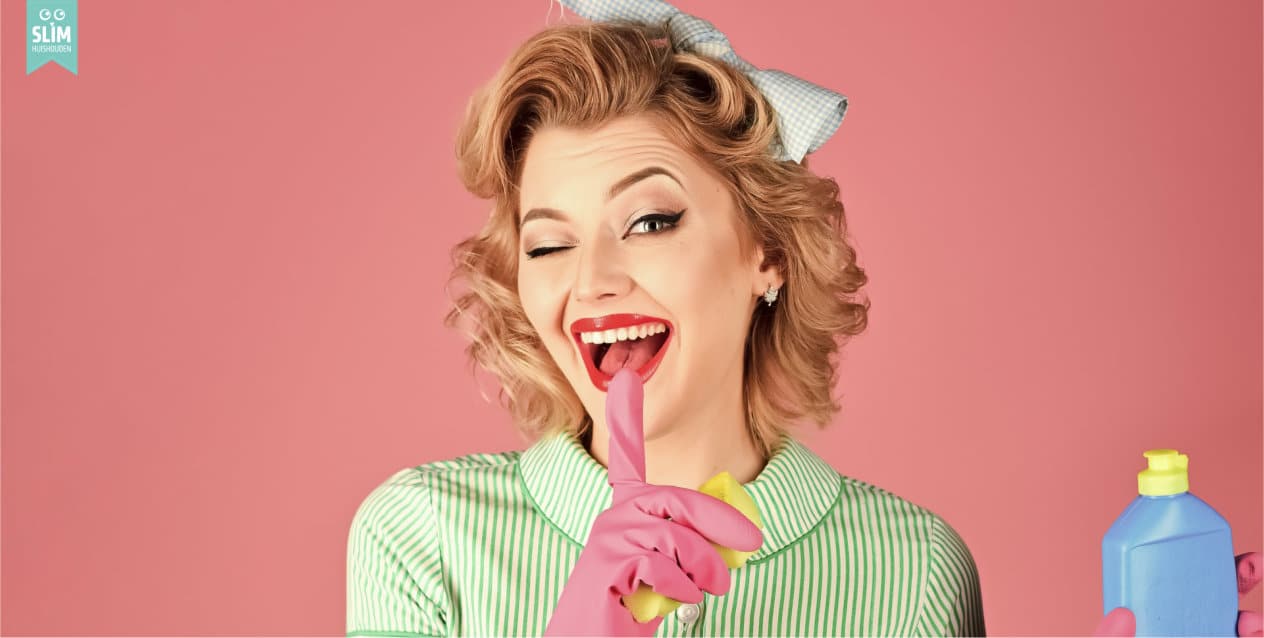 Vrouw met strik knipoogt 2024 dt 209560243
