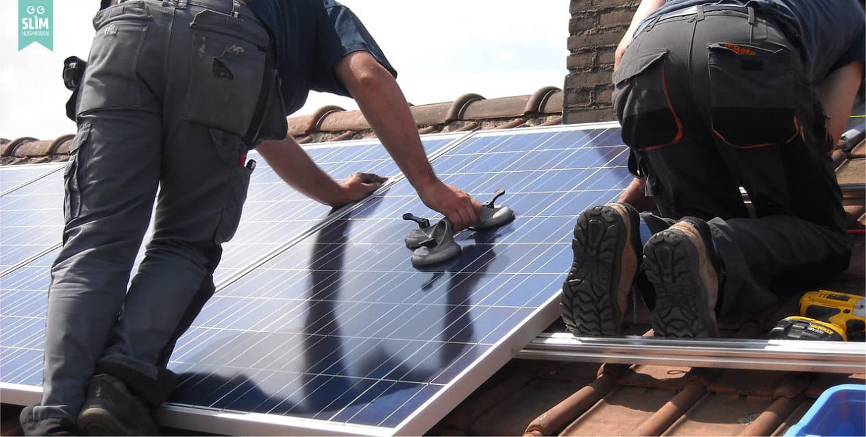 Zonnepanelen worden op het dag gelegd 2024 Pixabay solar-panels-944000_1280 Bespaar maximaal met zonnepanelen op je huis