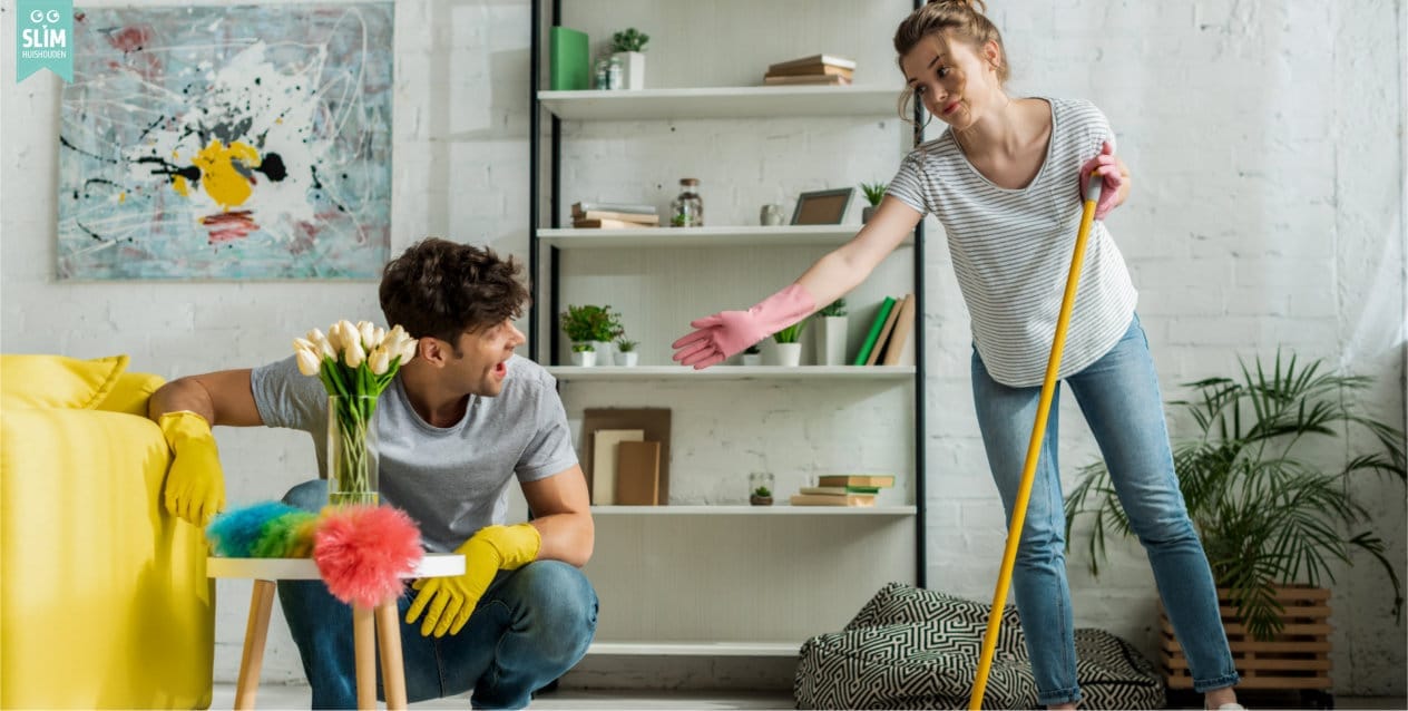 Jong stel maakt samen de woonkamer schoon 2024 123RF 144077486 Netjes in huis tijdens de feestdagen