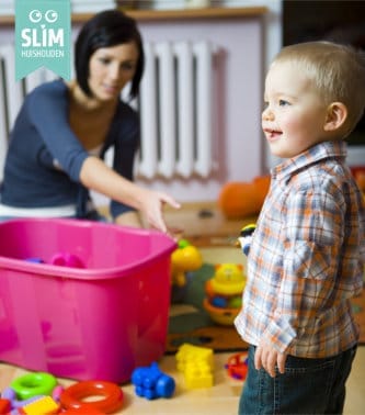 Moeder en kind ruimen samen op 2024 Shutterstock 10029682 Netjes in huis tijdens de feestdagen