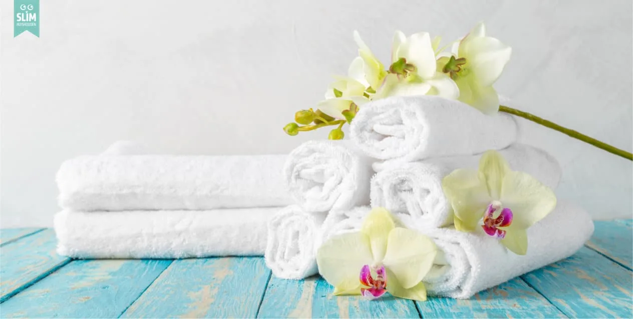 Witte handdoeken blauwe ondergrond orchidee 2024 123RF 107223484