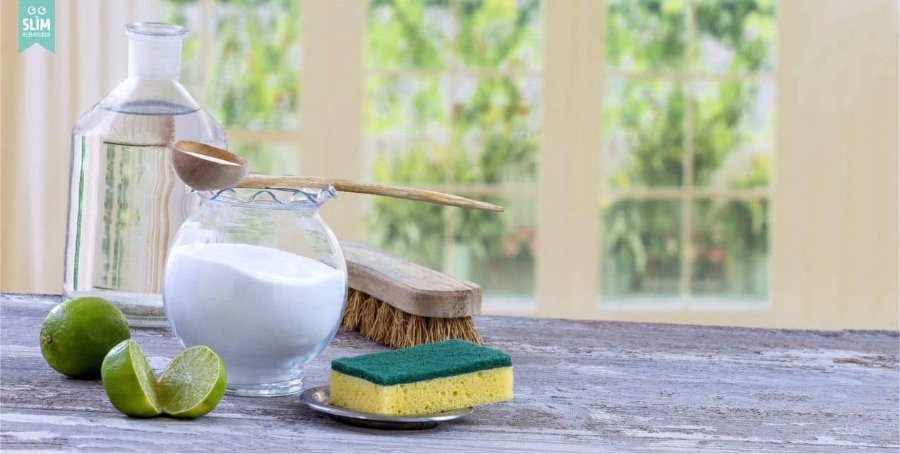 Azijn baking soda limoen schuursponsje borstel 2024 dreamstime 104508772 Hardnekkige vlekken verwijderen