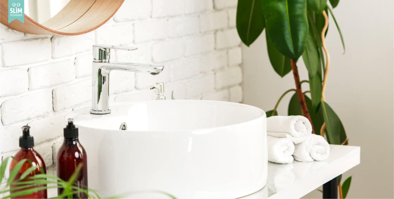 Wittte wasbak groene planten 2025 123RF 220454331_l badkamer renovatie