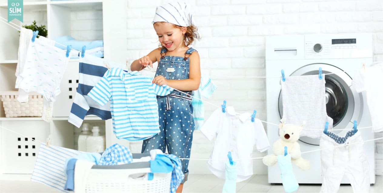 Meisje in jeans hangt een was op 15-10-2025 shutterstock_486094783 Meisje in jeans hangt een was op