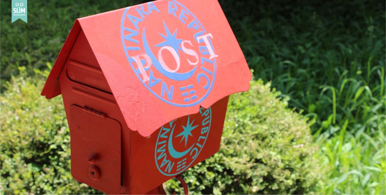 Brievenbus rood 2025 Pixabay mail-box-615936_1920 Naamplaatje aan de voordeur