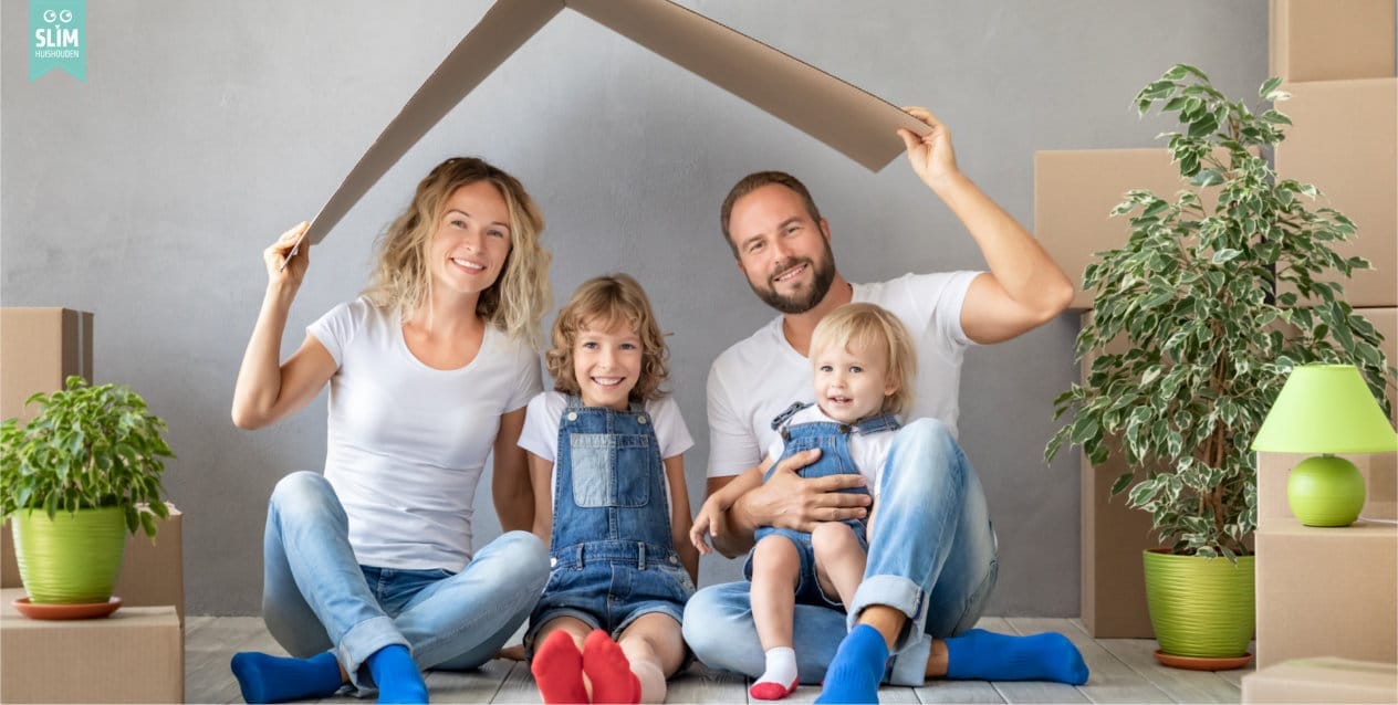 Man vrouw 2 kinderen verhuisdozen en planten 2025 Dreamstime l_137647257 Professionele verhuizers