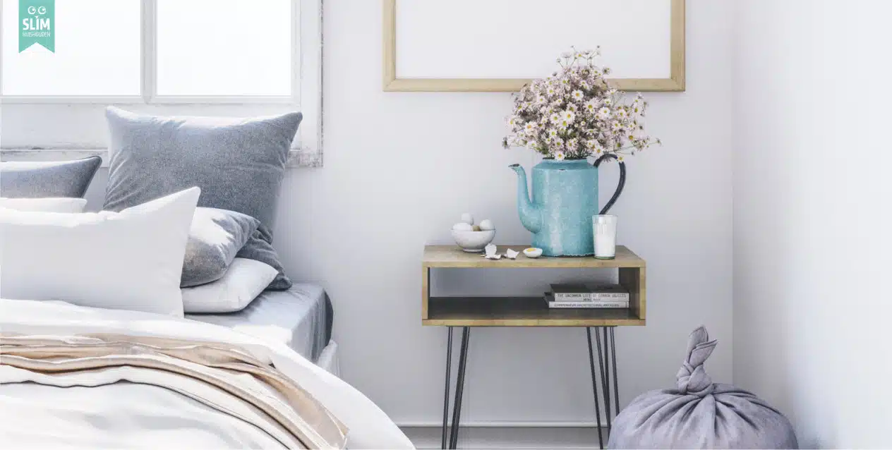 Bed met grijs en witte kussens - bloemen - nachtkastje 2024 dt 132102153 Basisschema plus week 24