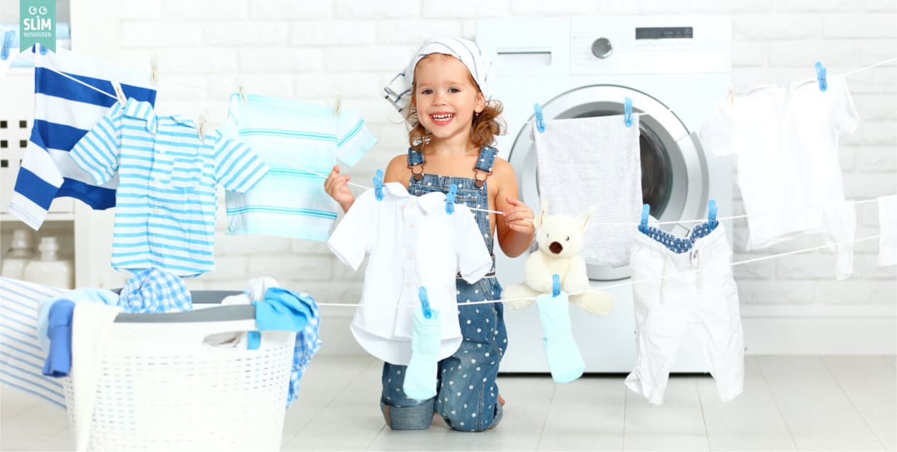 PAG Wassen en strijken Lachend meisje zit op knieën wasmachine en wasgoed aan lijn 2024 123RF 62010481 Wassen en strijken