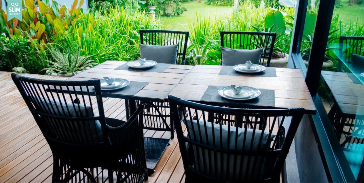 Tuinset houten tafel stoelen met kussen 2025 123RF 121882532_l Nieuwe tuinmeubelen kopen