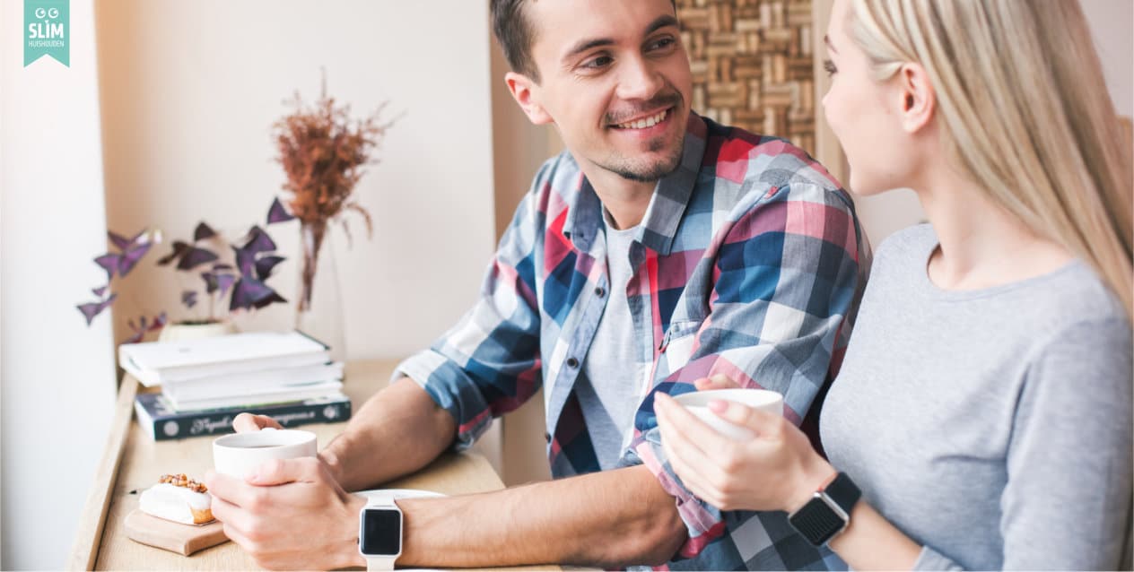 Vrouw en man praten en drinken koffie 2025 123RF 107622180_l