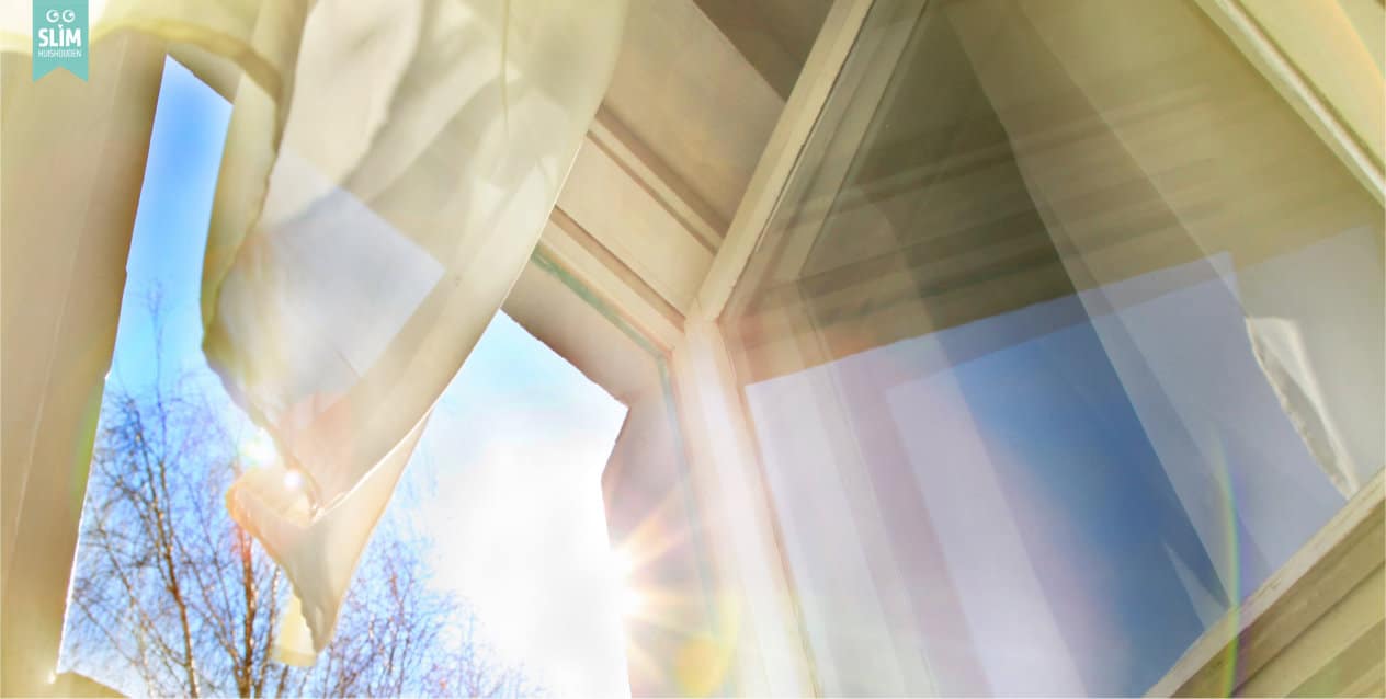 Pag Dagelijks huishoudschema dagelijkse routines 14-10-2025 shutterstock_1069463471 Open raam met wapperende vitrage en zacht zonlicht – symbool voor frisse lucht en dagelijkse routines in huis.