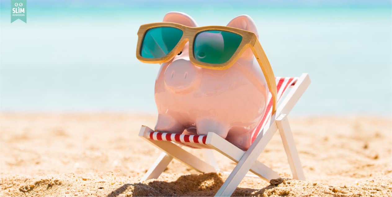 Spaarvarken met zonnebril op het strand als vrolijke verwijzing naar sparen voor een vakantie | Slim Huishouden