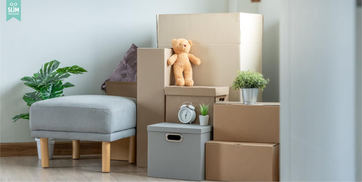 Meubels en dozen klaarzetten voor tijdelijke opslag bij het leeghalen van een kamer | Slim Huishouden