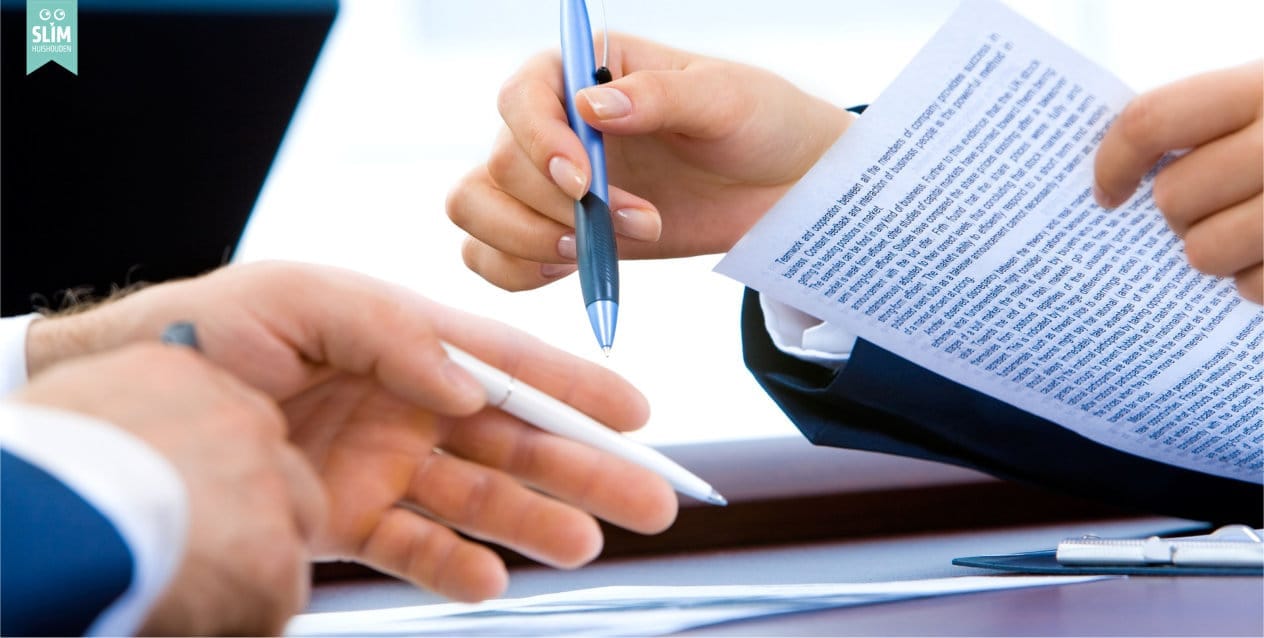 Blog Scheiden en verzekeringen 06-12-2025 Pixabay laptop-3196481_1920 scheiden en verzekeringen papieren en contracten doornemen aan tafel