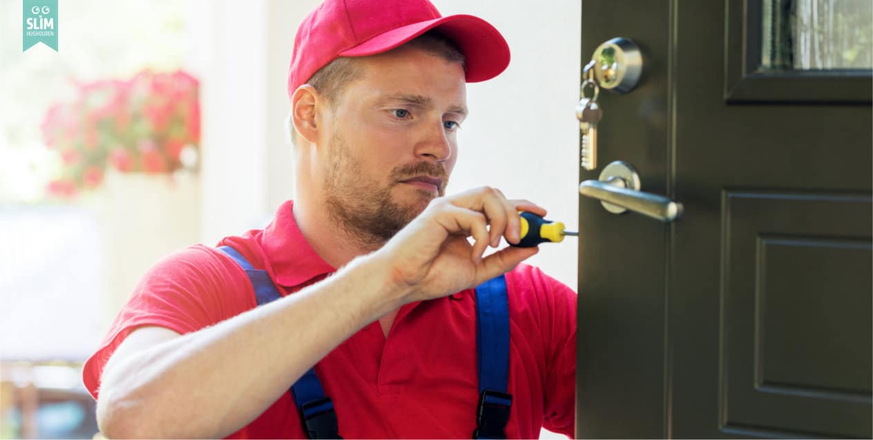 slotenmaker monteert een deurslot in een voordeur