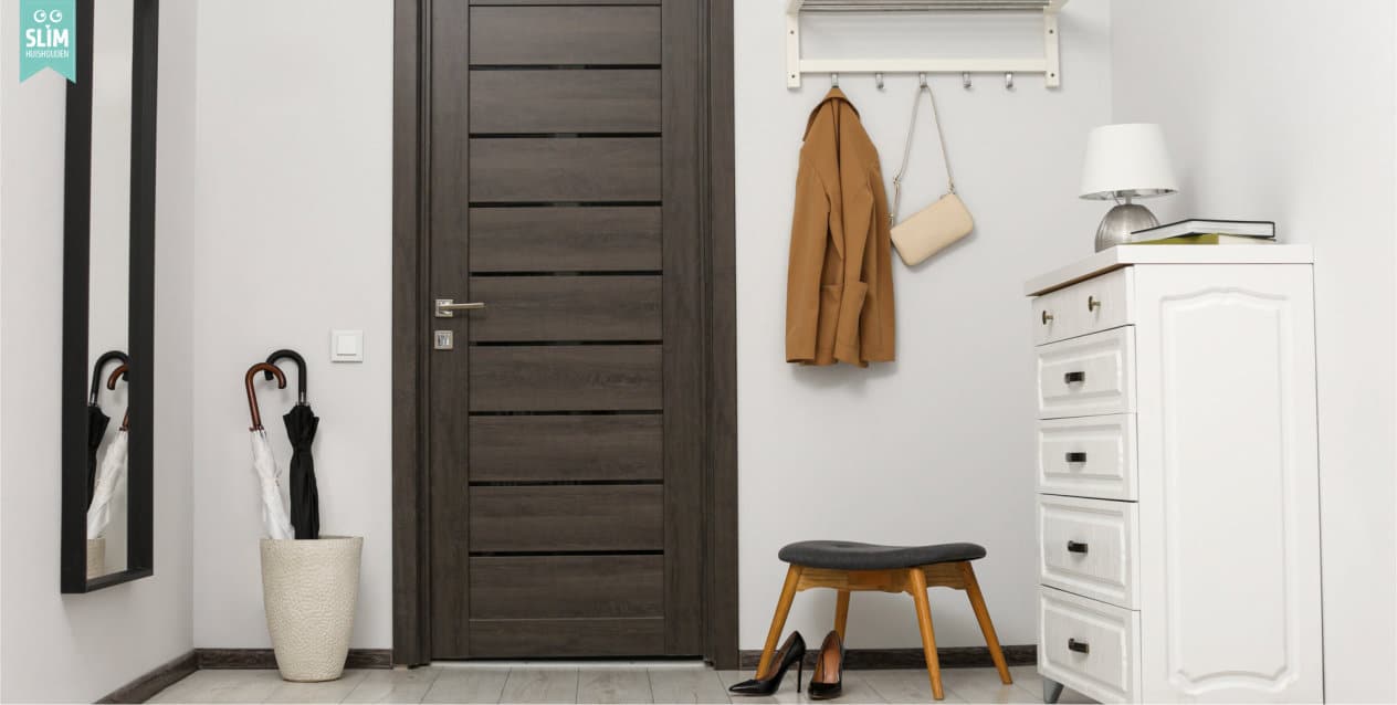 opgeruimde hal met kapstok, ladenkast en paraplubak, overzichtelijke entree in huis