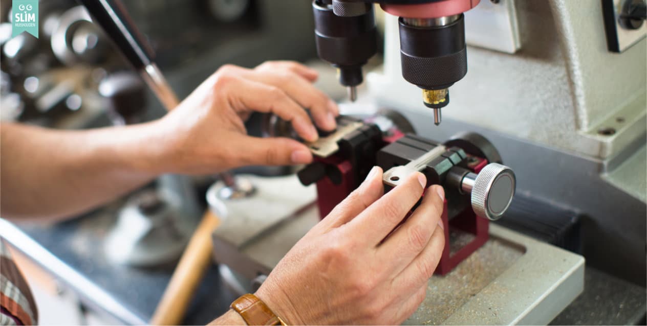 slotenmaker die een sleutel bijmaakt met sleutelmachine