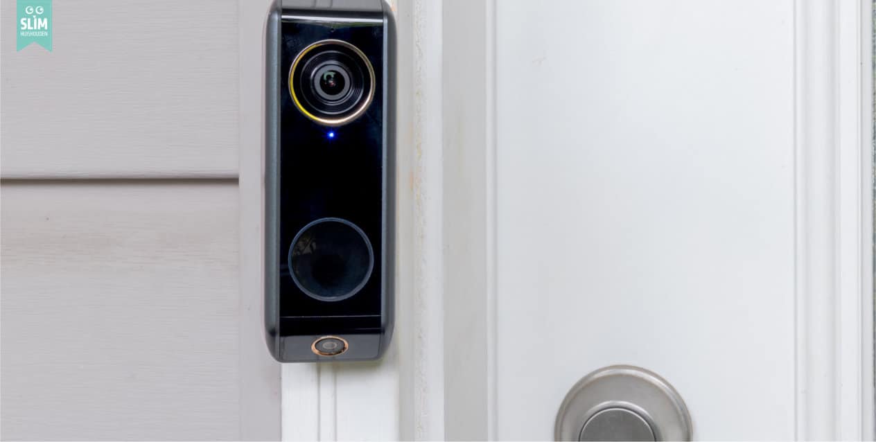 voordeur van een woning met deurbelcamera