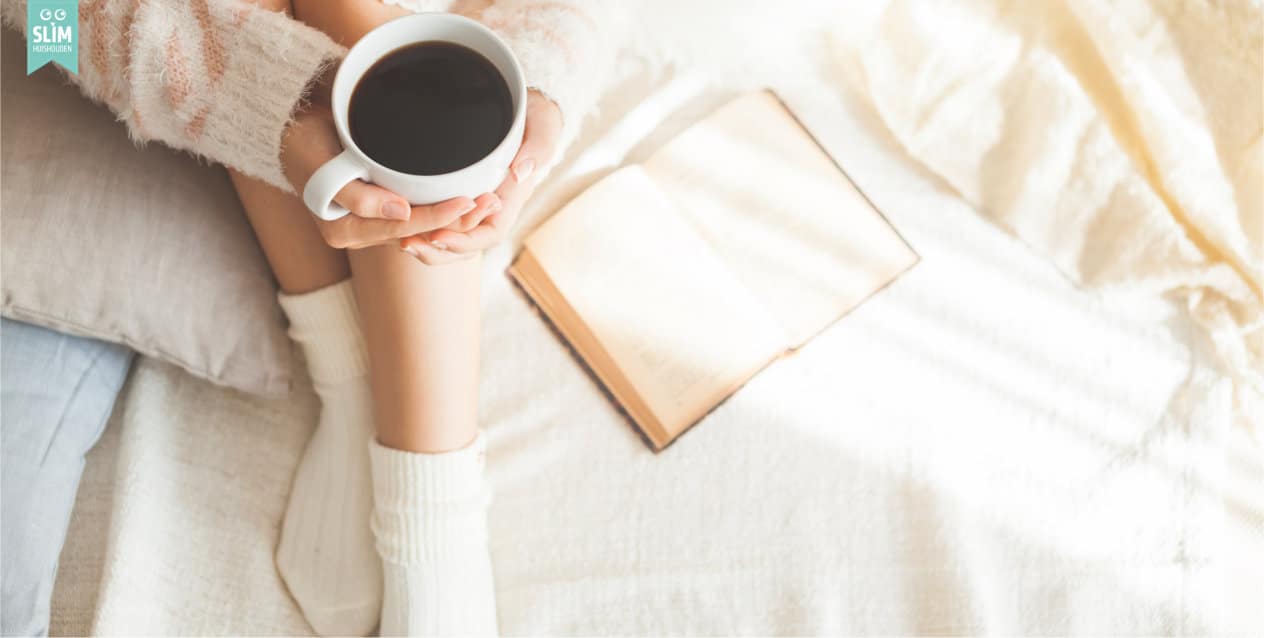 Vrouw koffie boek lezen op bed 2025 123RF 31821793_l Basisschema week 31