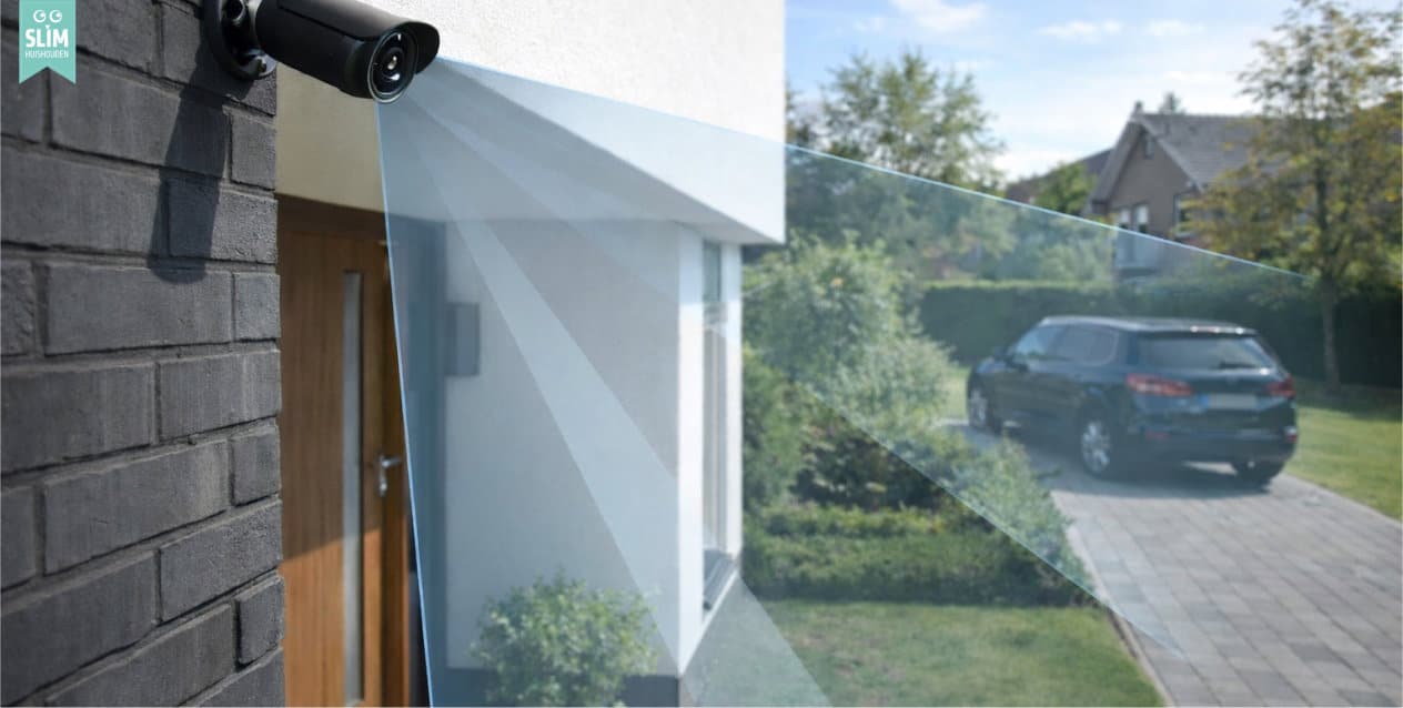 Beveiligingscamera aan gevel met zicht op oprit, tuin en toegang van woning 