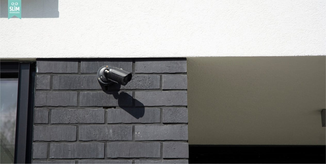 Blog Beveiligingcamera winkel beveiligingscamera gemonteerd aan bakstenen gevel van woning