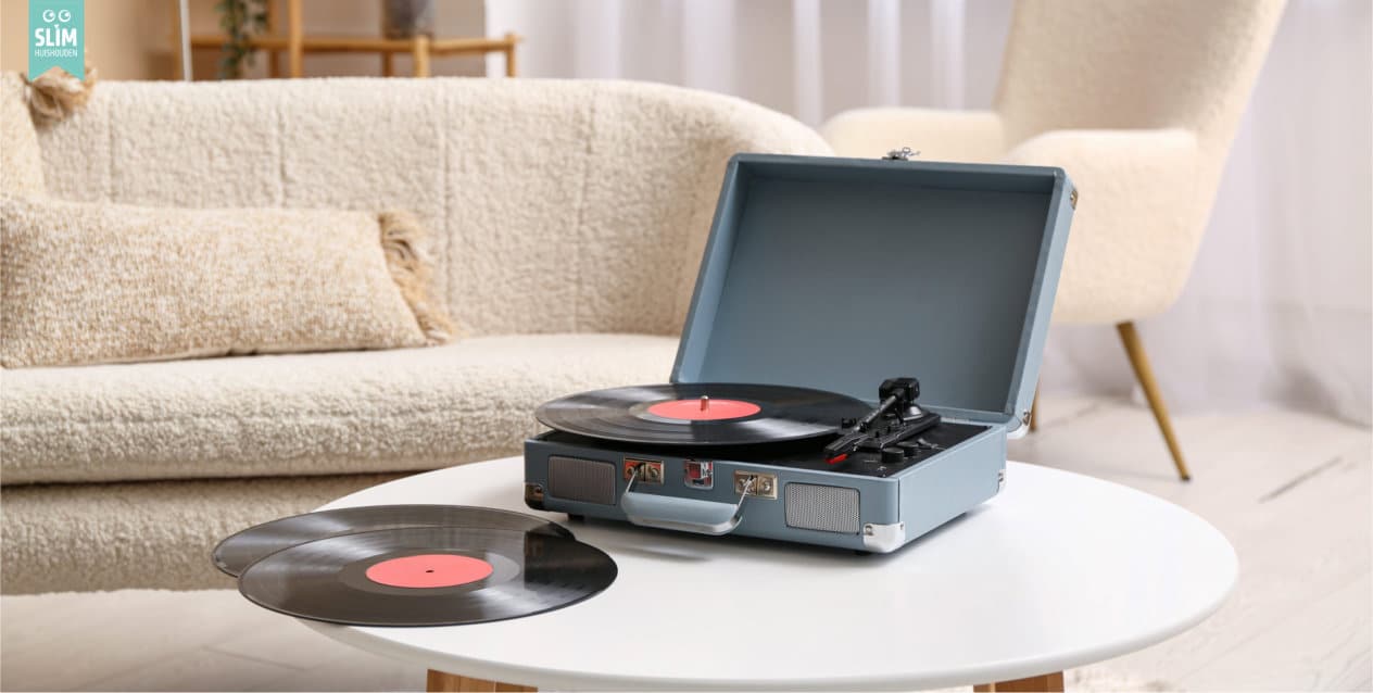 Blog Bluetooth platenspelers draadloos Draagbare platenspeler met vinylplaat op tafel in woonkamer Blog Bluetooth platenspelers draadloos Draagbare platenspeler met vinylplaat op tafel in woonkamer
