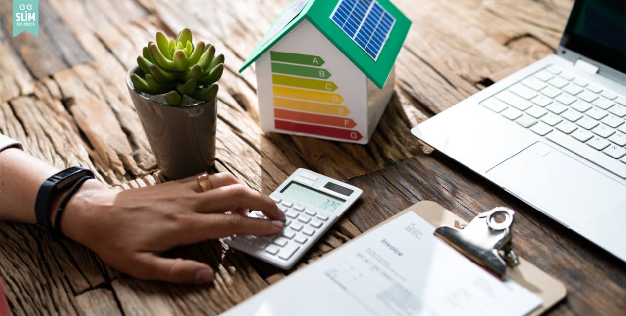 energiecontract en energiekosten berekenen met laptop en rekeningen op tafel