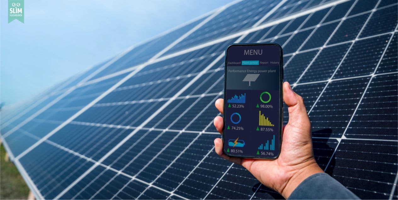 Smartphone met app die de opbrengst van zonnepanelen controleert