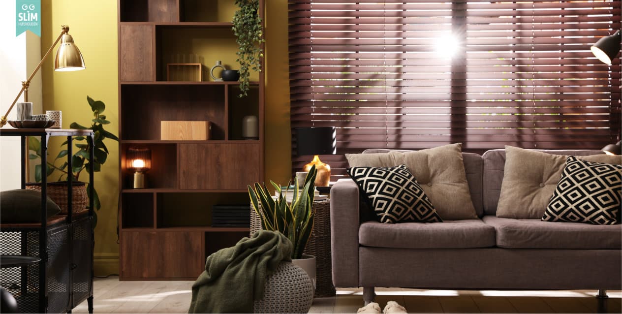 Interieurtrends Warme woonkamer met aardetinten, houten meubels, bank en planten