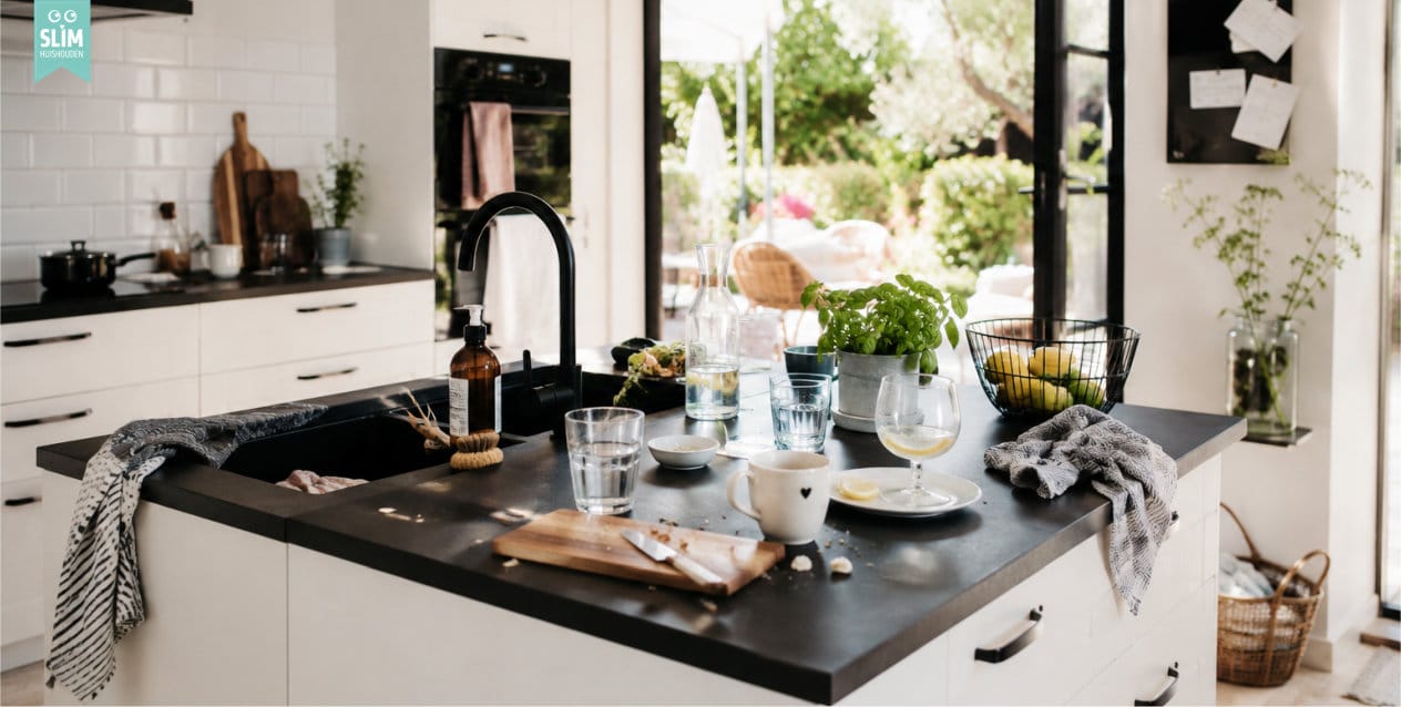 Blog 10 min zomerreset Zomerse keuken met licht rommelig aanrecht en open deuren naar de tuin Zomerse keuken met licht rommelig aanrecht en open deuren naar de tuin